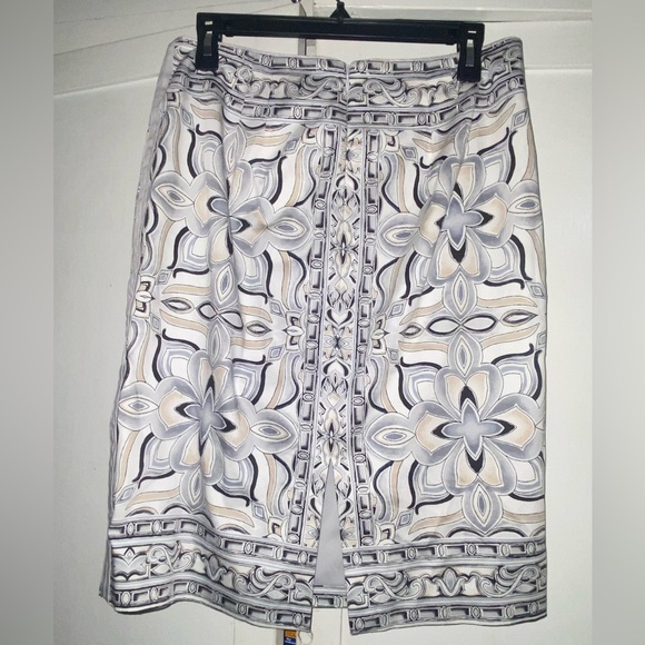White House Black Market Elegant Patterned Pencil Skirt - Picture 2 of 6